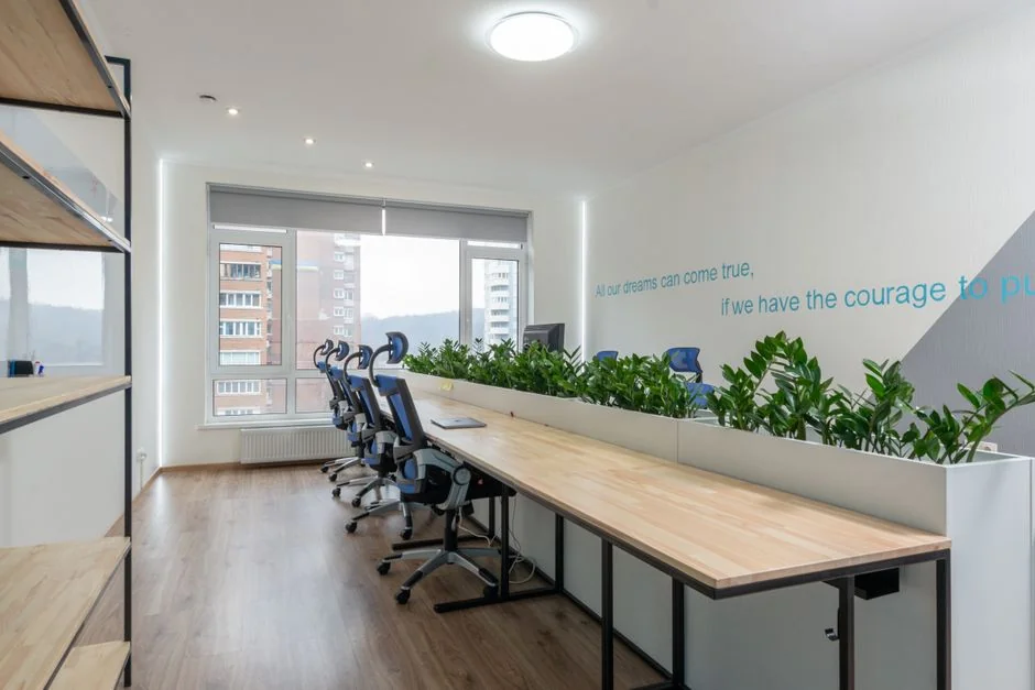 Vue en plongée d’une équipe d’entreprise collaborant avec des ordinateurs portables et des documents.